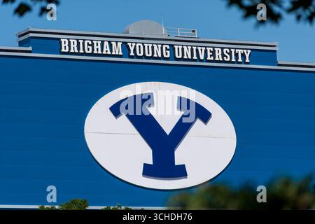 Provo, Utah – 1 settembre 2025: L'iconica insegna a "Y" della Brigham Young University è visibile in un edificio del campus, incorniciata da fogliame e dalla Wasatch Range. Foto Stock