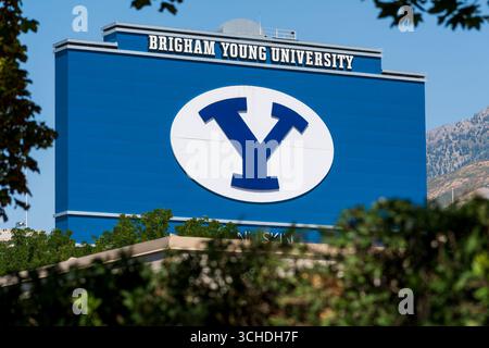 Provo, Utah – 1 settembre 2025: L'iconica insegna a "Y" della Brigham Young University è visibile in un edificio del campus, incorniciata da fogliame e dalla Wasatch Range. Foto Stock