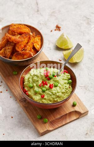 Guacamole di pisello Foto Stock