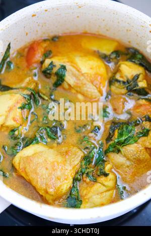 Cibo indonesiano fatto in casa, pollo al basilico piccante o ayam rica kemangi Foto Stock