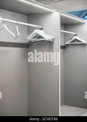 Armadio vuoto con disposizione dei sostegni bianchi Foto Stock