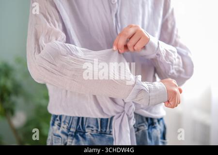 L'adolescente indossava una t-shirt sfregata. Foto Stock