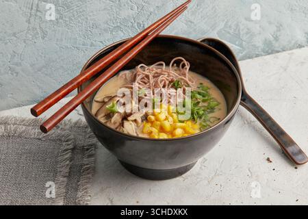 Ramen con mais e funghi shiitake Foto Stock