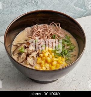 Ramen con mais e funghi shiitake Foto Stock