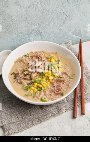 Ramen con mais e funghi shiitake Foto Stock