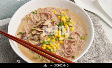 Ramen con mais e funghi shiitake Foto Stock