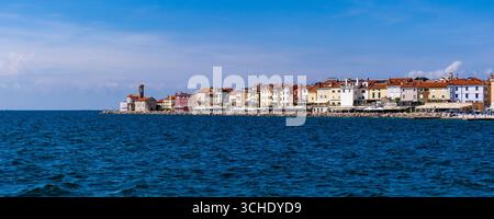 Vista panoramica delle case e della chiesa Maria della salute, Cerkev Marije Zdravja della città di Pirano, vista sul mare. Foto Stock