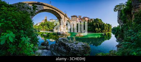 Vista panoramica della città medievale di Cividale del Friuli con il ponte del Diavolo che attraversa il fiume Natisone, parte del mondo dell'UNESCO Foto Stock