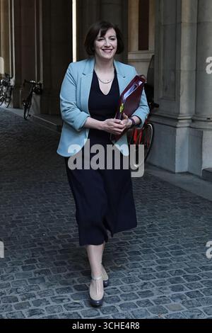 La segretaria dell'educazione Bridget Phillipson arriva a Downing Street, Londra, per una riunione del Gabinetto. Data foto: Martedì 2 settembre 2025. Foto Stock