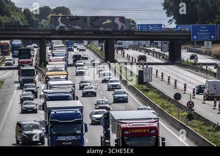 Ingorgo stradale sull'autostrada A1, tra lo svincolo Dortmund-Unna, A1 A44, e lo svincolo Kamener Kreuz, A1 A2, camion bloccati nella corsia di sinistra, lo Foto Stock