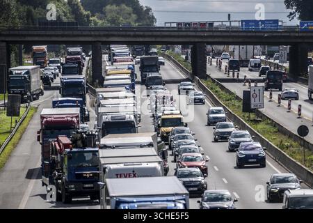 Ingorgo stradale sull'autostrada A1, tra lo svincolo Dortmund-Unna, A1 A44, e lo svincolo Kamener Kreuz, A1 A2, camion bloccati nella corsia di sinistra, lo Foto Stock