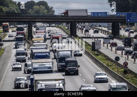 Ingorgo stradale sull'autostrada A1, tra lo svincolo Dortmund-Unna, A1 A44, e lo svincolo Kamener Kreuz, A1 A2, camion bloccati nella corsia di sinistra, lo Foto Stock