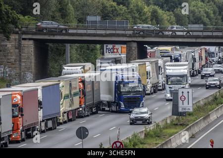 Ingorgo stradale sull'autostrada A1, tra lo svincolo Dortmund-Unna, A1 A44, e lo svincolo Kamener Kreuz, A1 A2, camion bloccati nella corsia di sinistra, lo Foto Stock