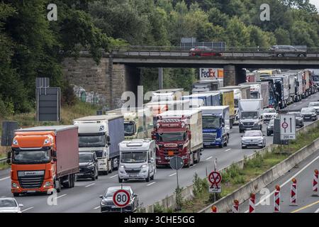 Ingorgo stradale sull'autostrada A1, tra lo svincolo Dortmund-Unna, A1 A44, e lo svincolo Kamener Kreuz, A1 A2, camion bloccati nella corsia di sinistra, lo Foto Stock