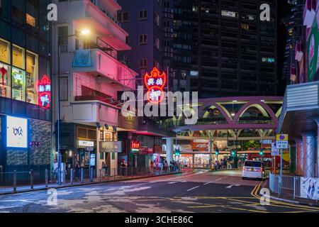Cartellone pubblicitario al neon in una via di Hong Kong vicino a Causeway Bay Foto Stock