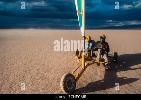 Un pilota argentino inizia a navigare su uno yacht di terra attraverso il letto asciutto del lago di Barreal Blanco nella provincia di San Juan, Argentina. Foto Stock