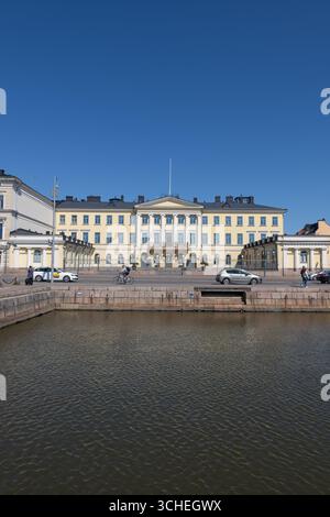 Helsinki, Finlandia - 16 maggio 2025: Il Palazzo Presidenziale (in finlandese: Presidentinlinna), residenza ufficiale del presidente della Repubblica di Finlandia. Foto Stock