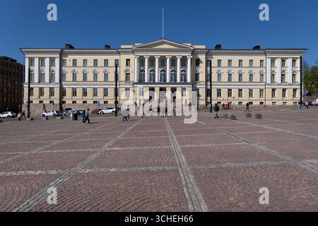 Helsinki, Finlandia - 16 maggio 2025: Edificio principale dell'Università di Helsinki in Piazza del Senato nel centro della città. Foto Stock
