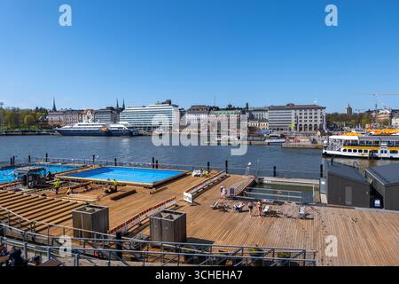 Helsinki, Finlandia - 16 maggio 2025: Piscine Allas e skyline della città al South Harbour. Foto Stock