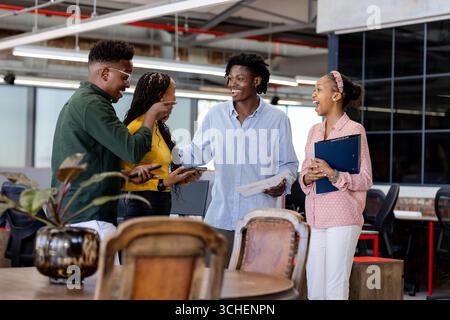 Team diversificati che collaborano e condividono idee in un ambiente d'ufficio moderno Foto Stock