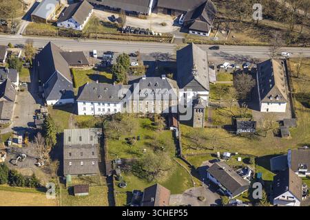 Vista aerea, monastero di Rumbeck, noto anche come abbazia di Rumbeck, e chiesa di San Nicola, Rumbeck, Arnsberg, Sauerland, Renania settentrionale-Vestfalia, Germania Foto Stock