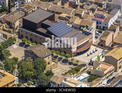 Vista aerea, Teatro Municipale di Arta, Fundacio Teatre Municipal d'Arta, Biblioteca Municipale Na Batlessa, Arta, Isole Baleari, Maiorca Foto Stock