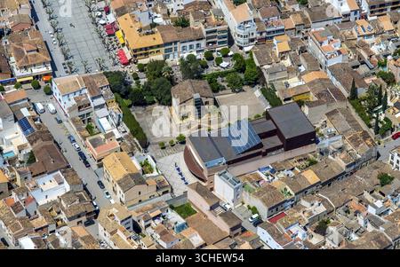 Vista aerea, Teatro Municipale di Arta, Fundacio Teatre Municipal d'Arta, Biblioteca Municipale Na Batlessa, Arta, Isole Baleari, Maiorca Foto Stock