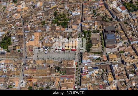Vista aerea, centro città con piazza del mercato Placa del Conqueridor, Teatro Municipale di Arta, Fundacio Teatre Municipal d'Arta, Biblioteca adiacente Foto Stock