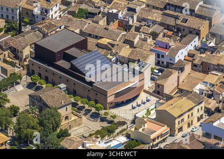 Vista aerea, Teatro Municipale di Arta, Fundacio Teatre Municipal d'Arta, Biblioteca Municipale Na Batlessa, Arta, Isole Baleari, Maiorca Foto Stock