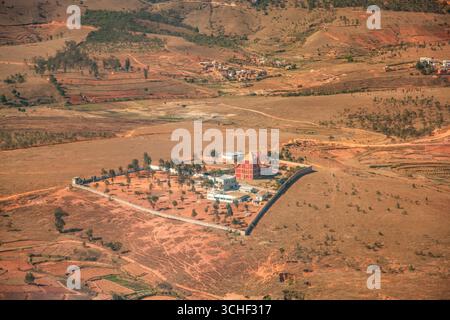 Antananarivo, Madagascar - 5 ottobre 2023: . La splendida vista aerea mostra il paesaggio della terra rossa con l'edificio storico del Madagascar Foto Stock