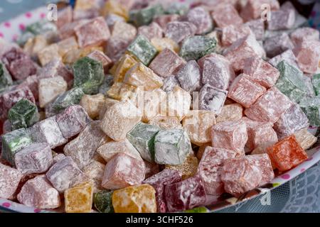 Marmellata di dolci, delizie turche, dolciumi multicolori. Frutta colorata candita sullo sfondo. Frutta secca colorata. Primo piano Foto Stock
