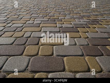 Moderne pietre tricolore che brillano alla luce del sole, primo piano. Sfondo. Foto Stock