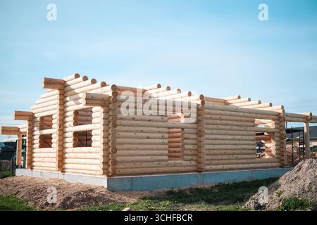 Costruzione di case in legno, casa fatta di tronchi arrotondati, casa ecologica, Foto Stock