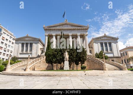 Atene, Grecia. Facciata principale del Vallianeio Megaro, Biblioteca Nazionale di Grecia, di Theophilus Hansen, con tempio in prostile dorico e doppia n Foto Stock