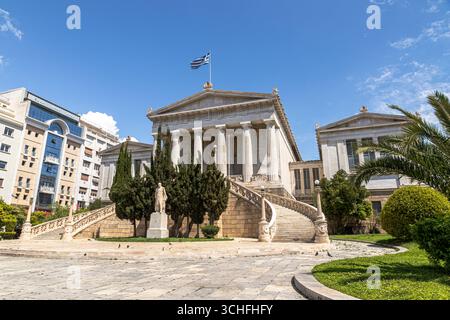 Atene, Grecia. Facciata principale del Vallianeio Megaro, Biblioteca Nazionale di Grecia, di Theophilus Hansen, con tempio in prostile dorico e doppia n Foto Stock