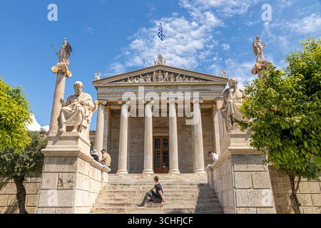 Atene, Grecia. Facciata neoclassica dell'Accademia di Atene di Theophilus Hansen, con portico di colonne ioniche e statue di Socrate, Platone, Apoll Foto Stock