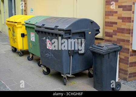 Contenitori per la raccolta rifiuti di fronte a un edificio residenziale in Germania, solo per uso editoriale. Foto Stock