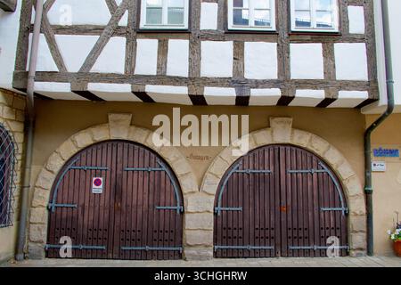 Due vecchie porte di garage appartenenti ad una casa in legno nella città vecchia di Coburgo, Germania. Foto Stock