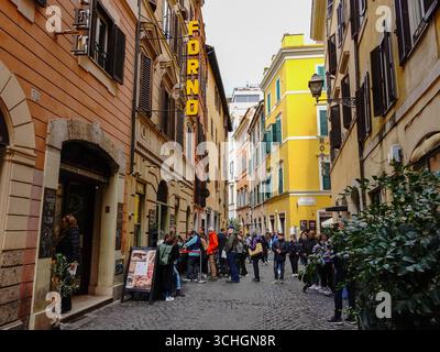 Folla di persone fuori dalla rinomata panetteria italiana e gastronomia Antico forno Roscioli, Roma, Italia. Foto Stock