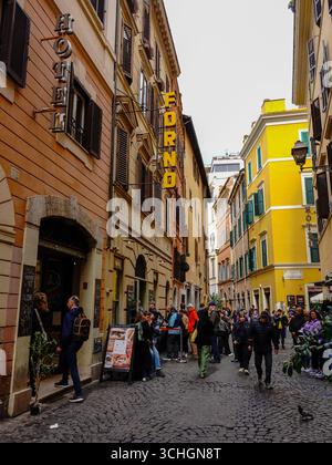 Folla di persone fuori dalla rinomata panetteria italiana e gastronomia Antico forno Roscioli, Roma, Italia. Foto Stock