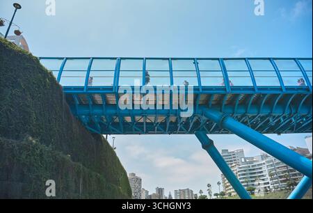 Lima perù agosto 30 2025: Persone che attraversano il nuovo ponte la Paz a lima, con edifici cittadini sullo sfondo Foto Stock