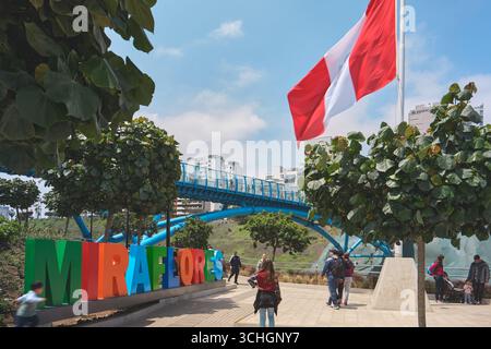 Lima perù agosto 30 2025: Turisti che apprezzano il parco di miraflores con il nuovo ponte pedonale e ciclabile a lima, perù Foto Stock