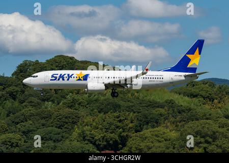 Fukuoka, Giappone - 29 luglio 2025. JA73NN Skymark Airlines Boeing 737-800 atterrando all'aeroporto di Fukuoka (FUK). Foto Stock