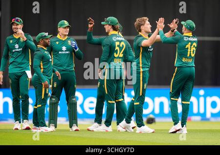 Il sudafricano Wiaan Mulder celebra la cattura dell'inglese Jofra Archer durante la partita One Day International Series a Headingley, Leeds. Data foto: Martedì 2 settembre 2025. Foto Stock