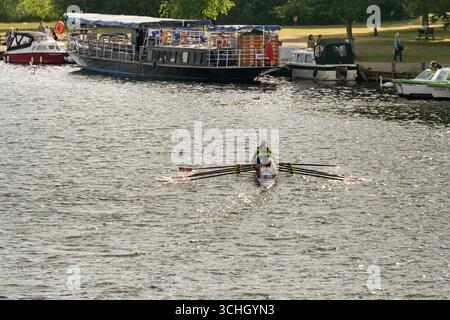 Marlow, Buckinghamshire, Inghilterra, Regno Unito - 20 luglio 2025: Barca a remi sul Tamigi con membri del Marlow Rowing Club Foto Stock
