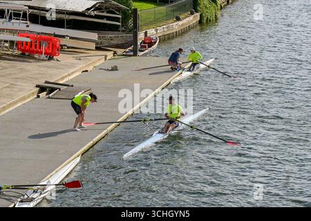 Marlow, Buckinghamshire, Inghilterra, Regno Unito - 20 luglio 2025: Membri del Marlow Rowing Club si preparano a lasciare lo scalo fuori dal club Foto Stock