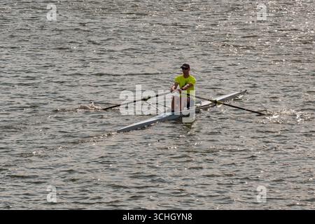 Marlow, Buckinghamshire, Inghilterra, Regno Unito - 20 luglio 2025: Persona del Marlow Rowing Club che canta sul Tamigi Foto Stock