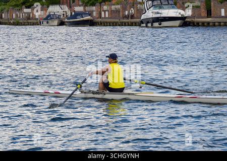 Marlow, Buckinghamshire, Inghilterra, Regno Unito - 20 luglio 2025: Persona del Marlow Rowing Club che canta sul Tamigi Foto Stock