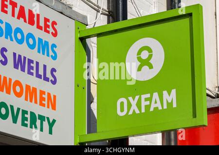 Marlow, Buckinghamshire, Inghilterra, Regno Unito - 20 luglio 2025: Cartello sopra l'ingresso di una filiale della catena Oxfam di negozi di beneficenza Foto Stock