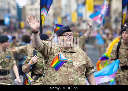 I partecipanti prendono parte alla parata annuale Pride in London nel centro di Londra, che celebra la diversità e la comunità LGBTQ+ di Londra. Foto Stock